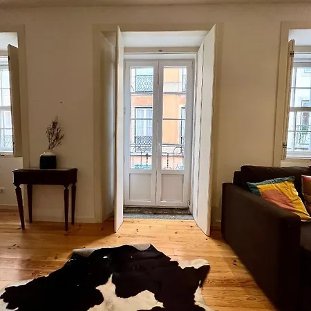 Bright And Sunny Apartment