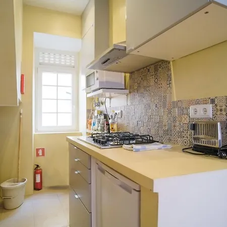 Bright And Sunny Apartment Lissabon